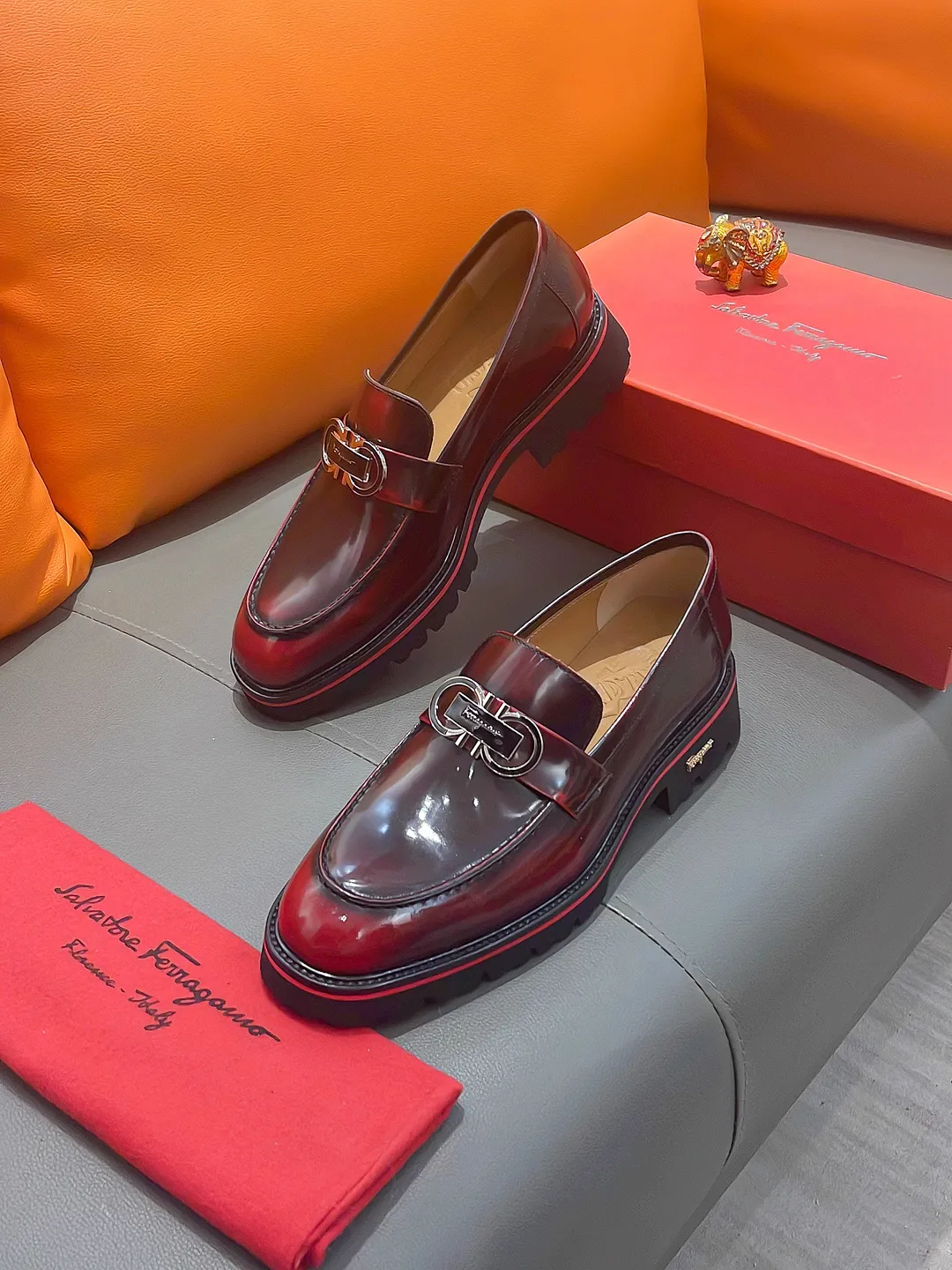 Men's shoes FERRAGAMO "Ferragamo" P540 Regular size: 39-44 (38, 45, 46, 47 customized) (suit shoes) Product materials: Selected first-layer cowhide upper, imported sheepskin lining; original outsole.